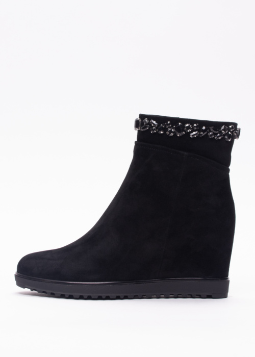 Loretta Vitale poolsaapad