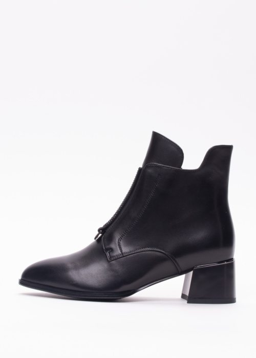 Loretta Vitale poolsaapad