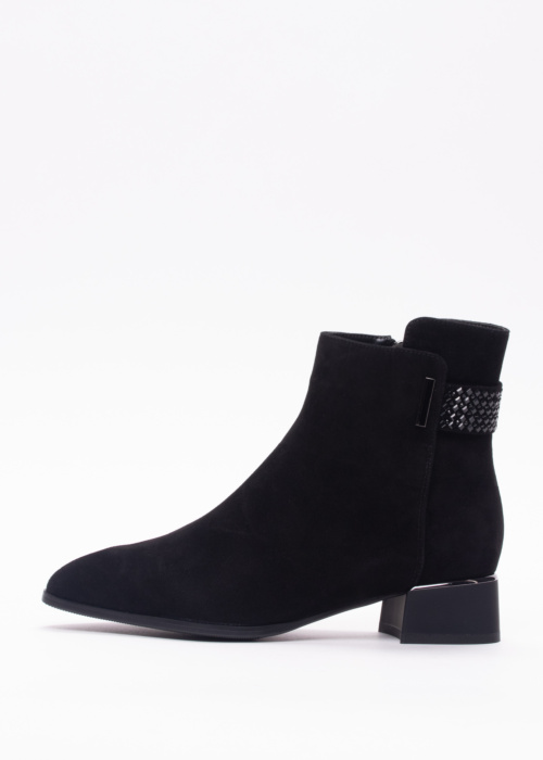 Loretta Vitale poolsaapad