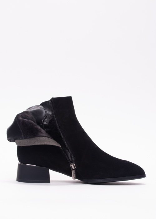 Loretta Vitale poolsaapad