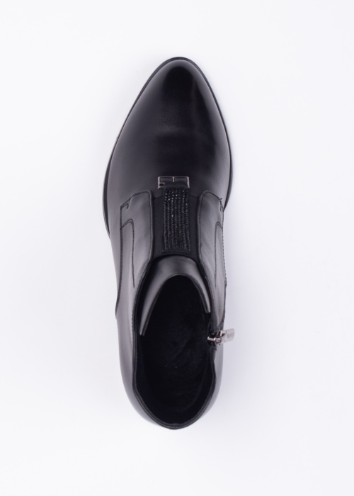 Loretta Vitale poolsaapad