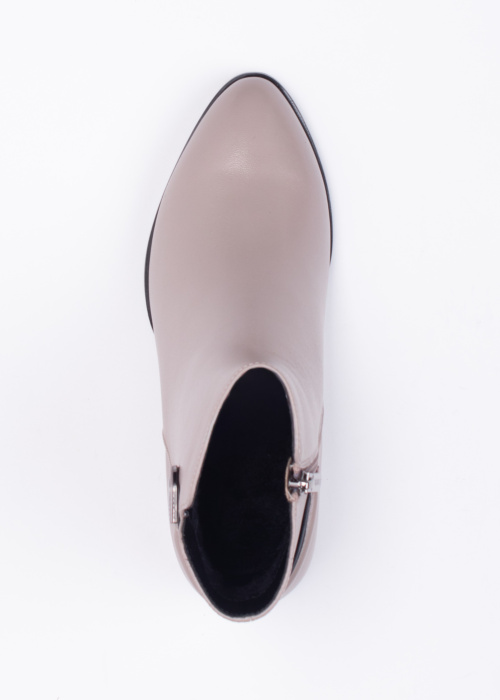 Loretta Vitale poolsaapad