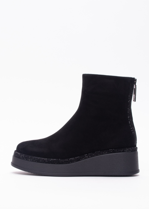 Loretta Vitale poolsaapad