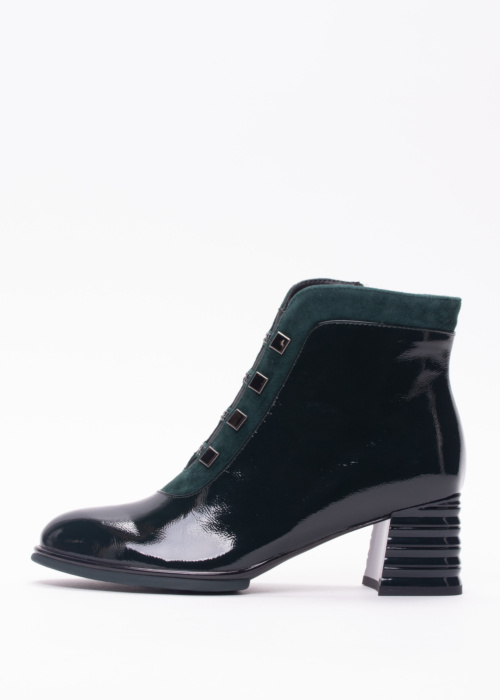 Loretta Vitale poolsaapad