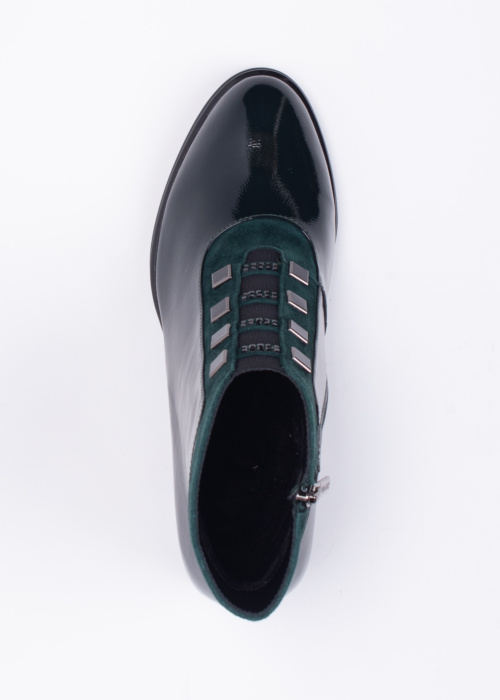 Loretta Vitale poolsaapad