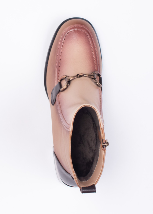 Loretta Vitale poolsaapad