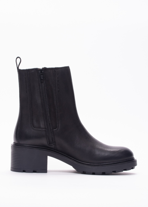 Bullboxer poolsaapad