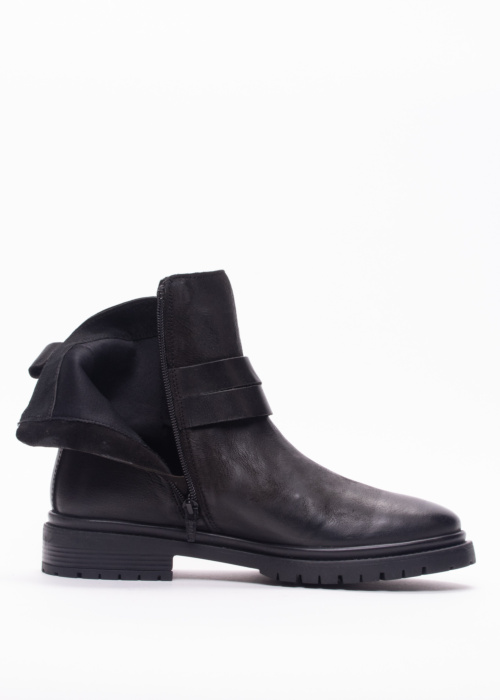 Bullboxer poolsaapad