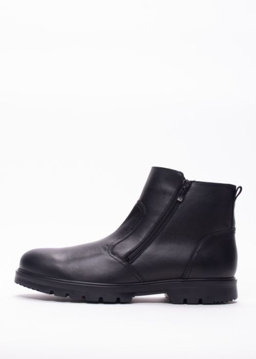 Aaltonen jäänaeltega poolsaapad