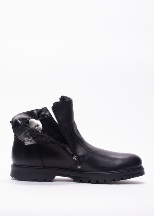 Aaltonen jäänaeltega poolsaapad