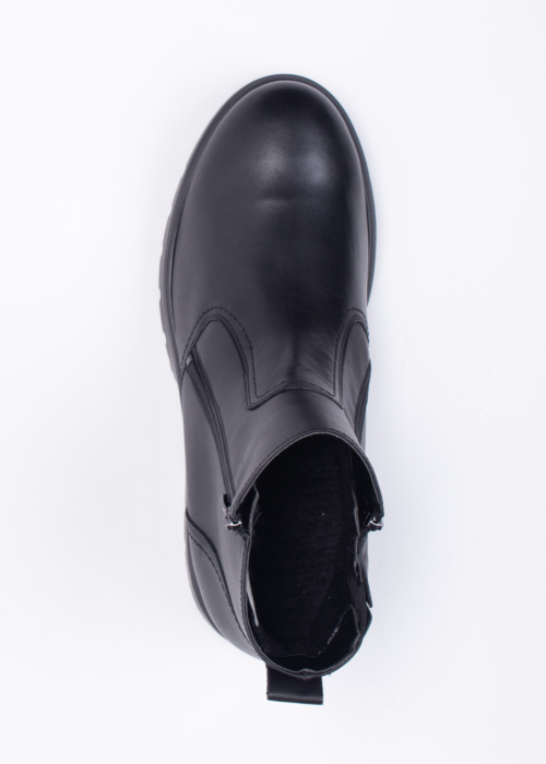 Aaltonen jäänaeltega poolsaapad