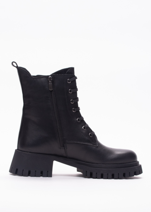 Molly Bessa poolsaapad