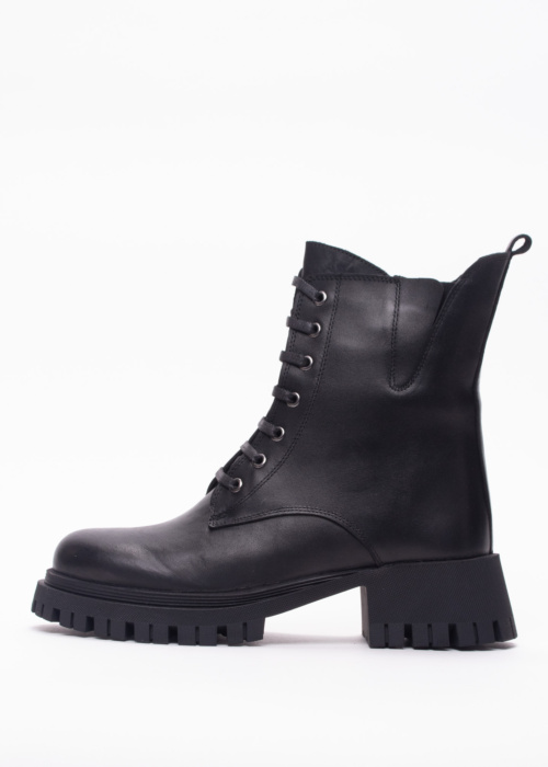 Molly Bessa poolsaapad