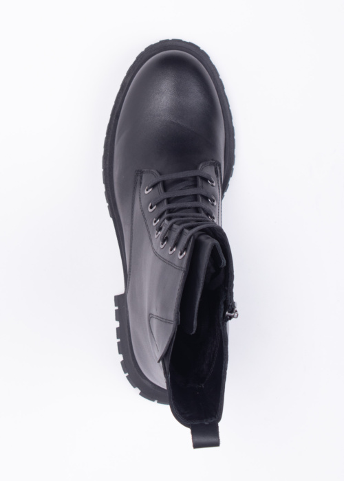 Molly Bessa poolsaapad