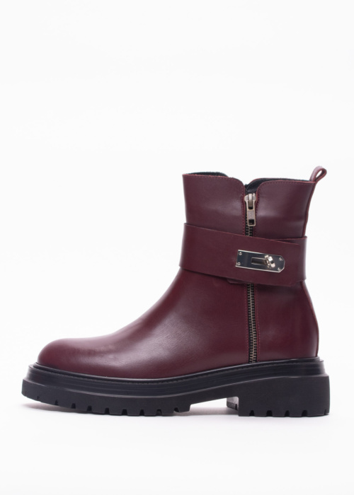 Molly Bessa poolsaapad