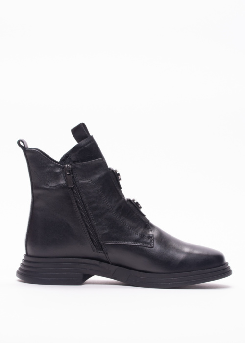 Molly Bessa poolsaapad