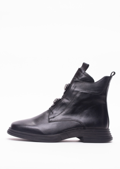 Molly Bessa poolsaapad