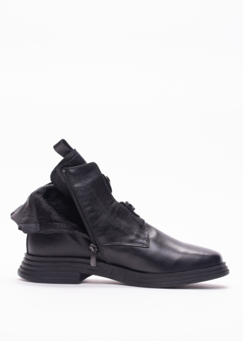 Molly Bessa poolsaapad