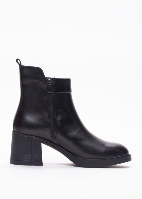 Molly Bessa poolsaapad