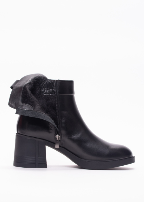 Molly Bessa poolsaapad