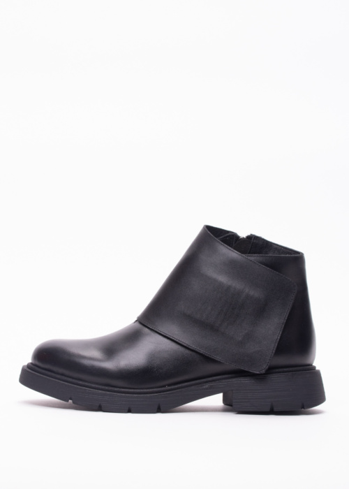 Molly Bessa poolsaapad