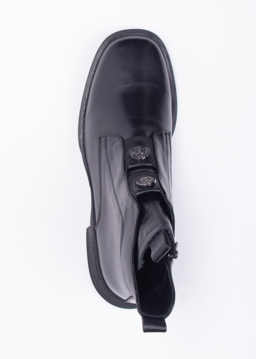 Molly Bessa poolsaapad