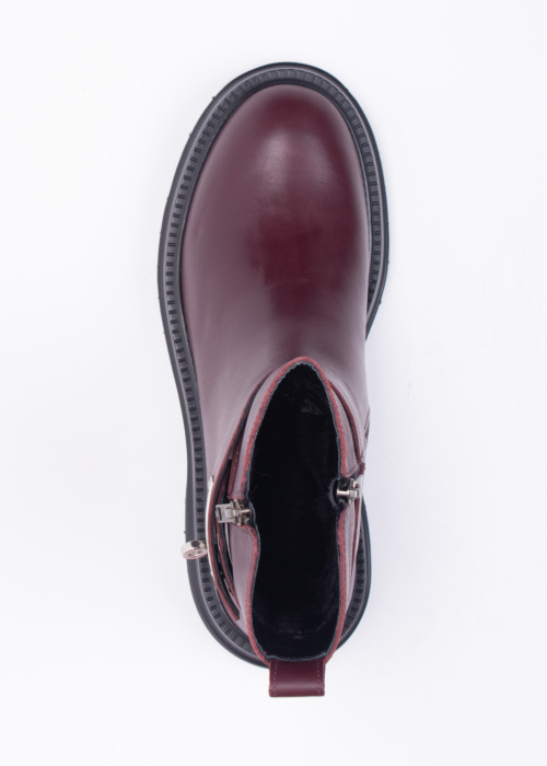 Molly Bessa poolsaapad