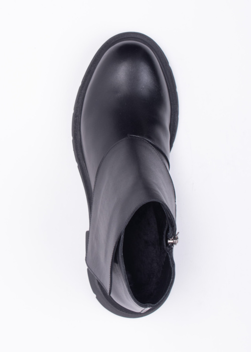 Molly Bessa poolsaapad