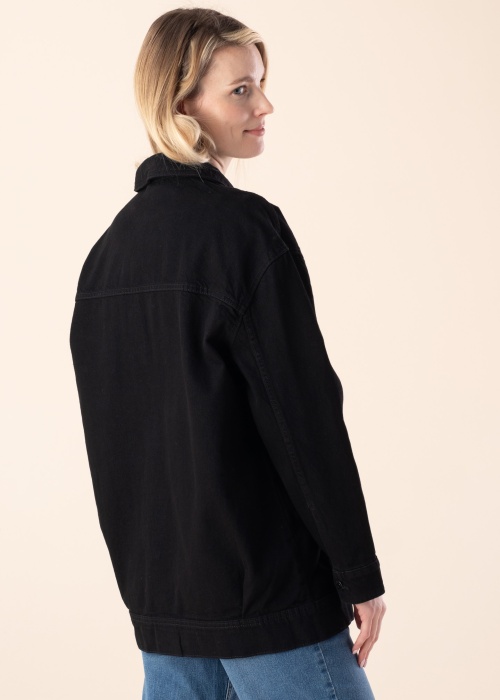 Noisy May teksatagi Casie