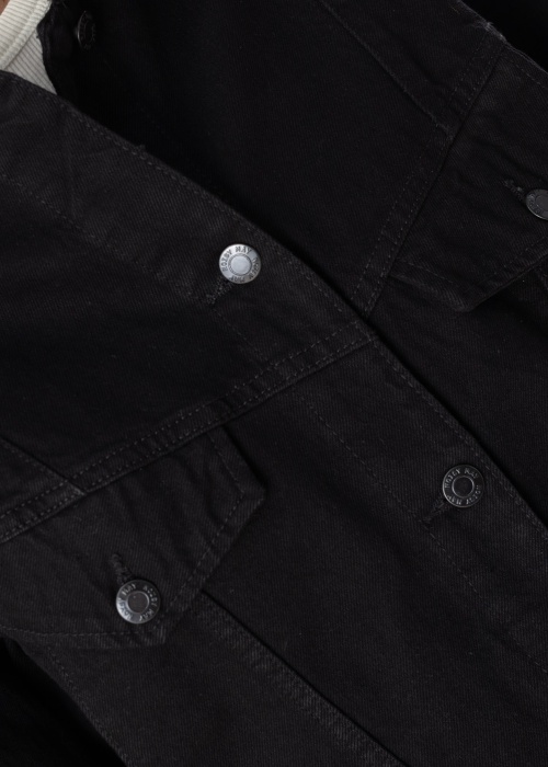 Noisy May teksatagi Casie