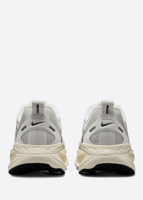 Беговые кроссовки Vomero 18 Nike