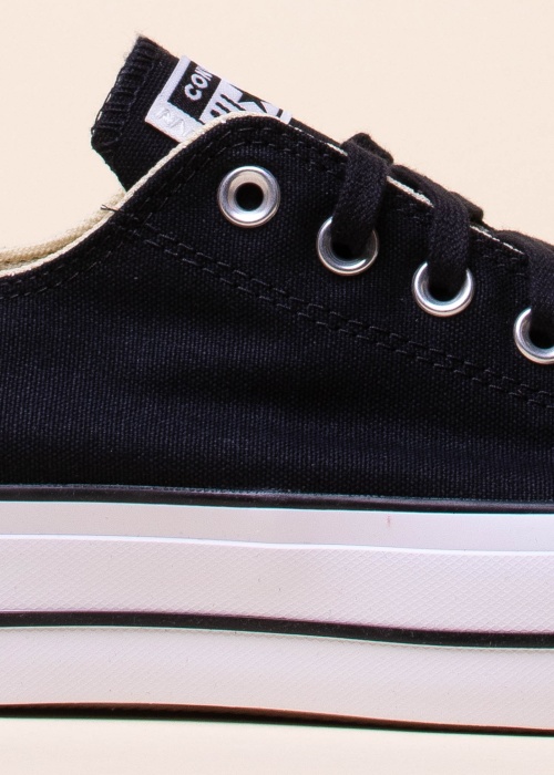 Converse tennised Chuck Taylor All Star