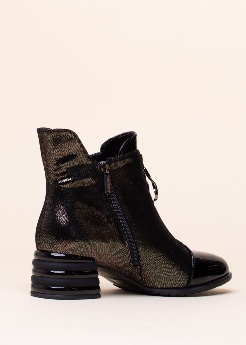 Loretta Vitale poolsaapad