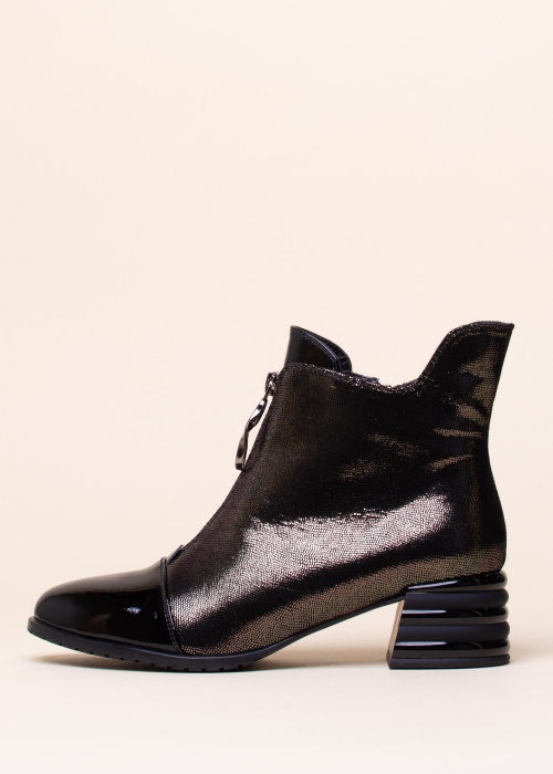 Loretta Vitale poolsaapad