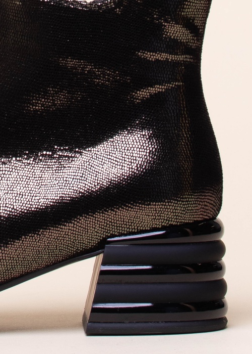 Loretta Vitale poolsaapad