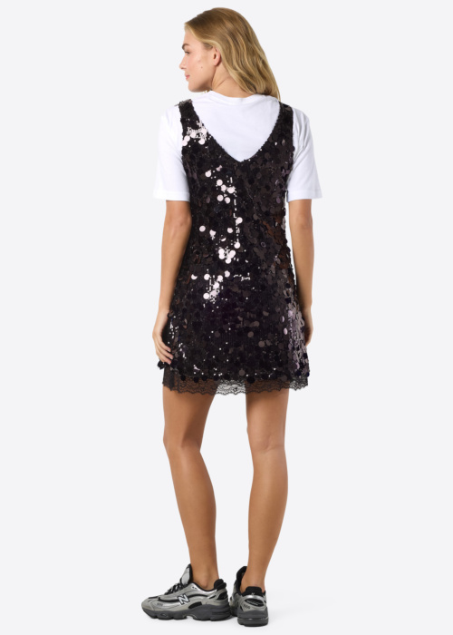 Noisy May kleit Elva