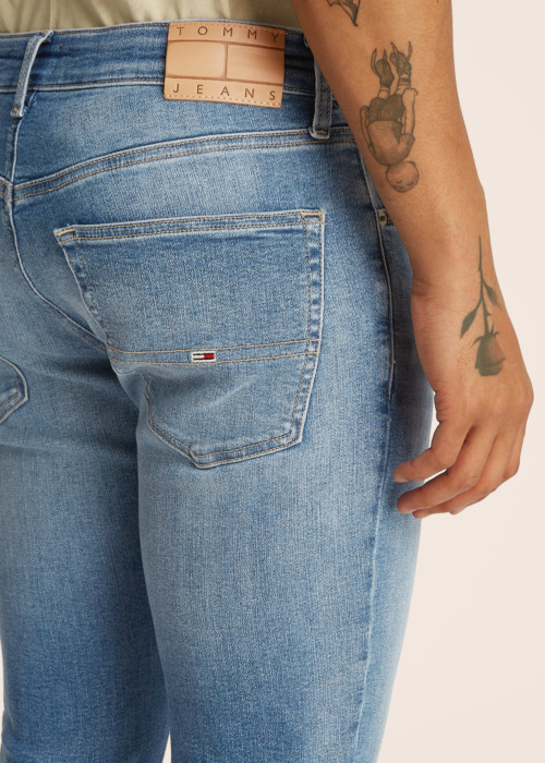 Джинсы Tommy Jeans