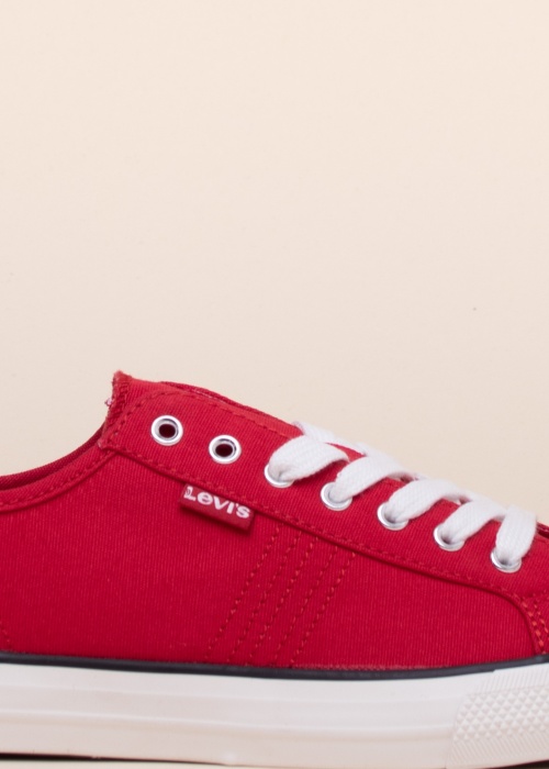 Levi's tennised Hernandez