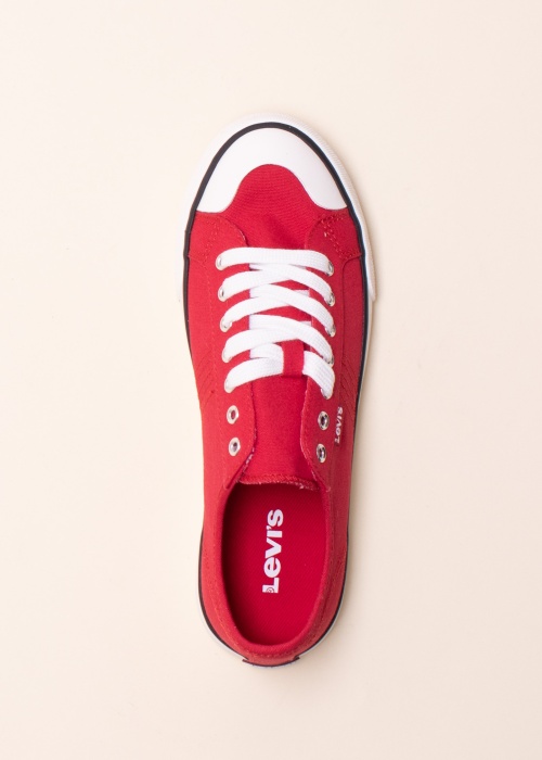 Levi's tennised Hernandez