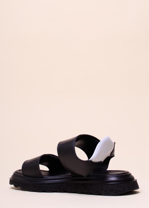 Molly Bessa nahast kingad