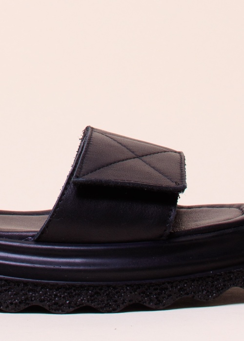 Molly Bessa nahast kingad