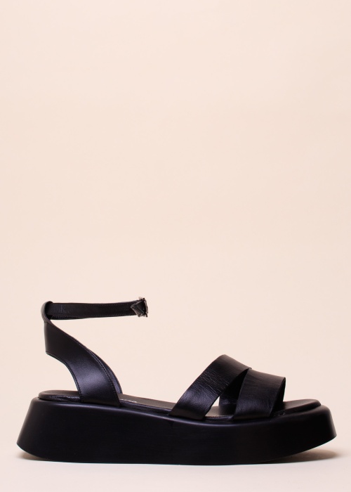 Molly Bessa nahast kingad