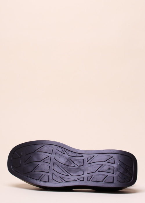 Molly Bessa nahast kingad