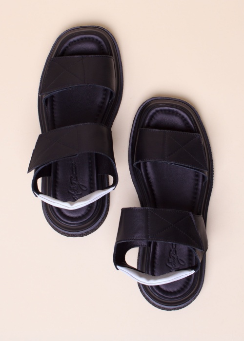 Molly Bessa nahast kingad