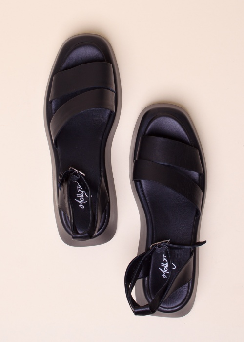 Molly Bessa nahast kingad