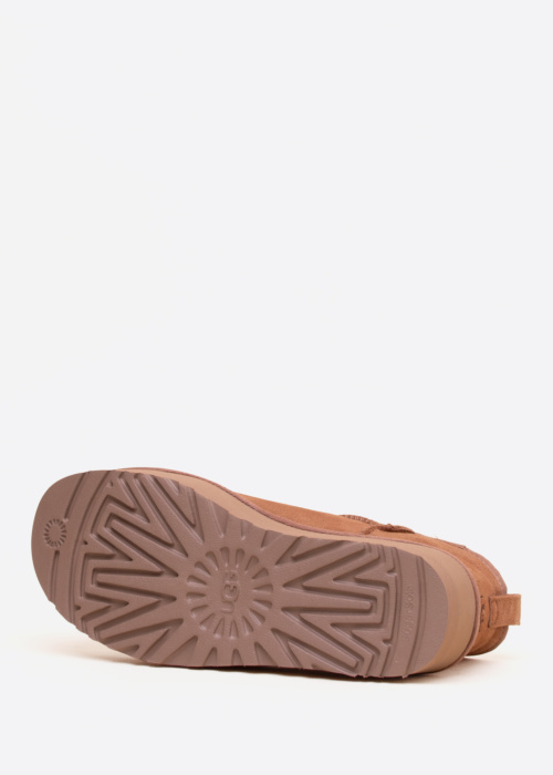 UGG poolsaapad