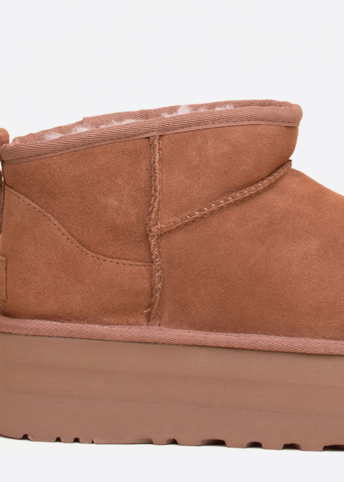 UGG poolsaapad