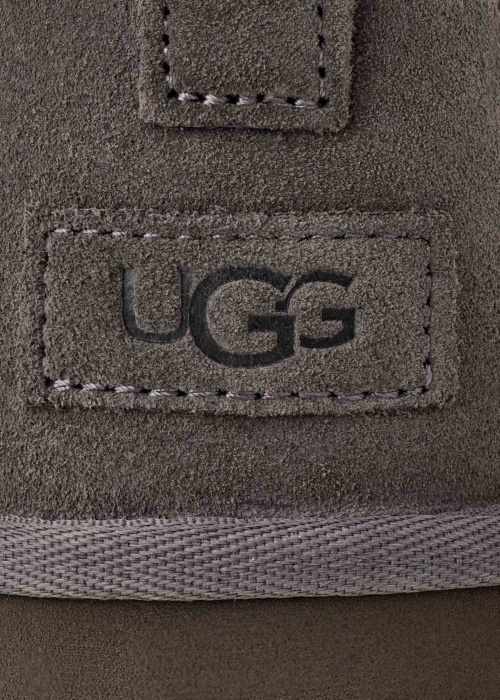 UGG poolsaapad