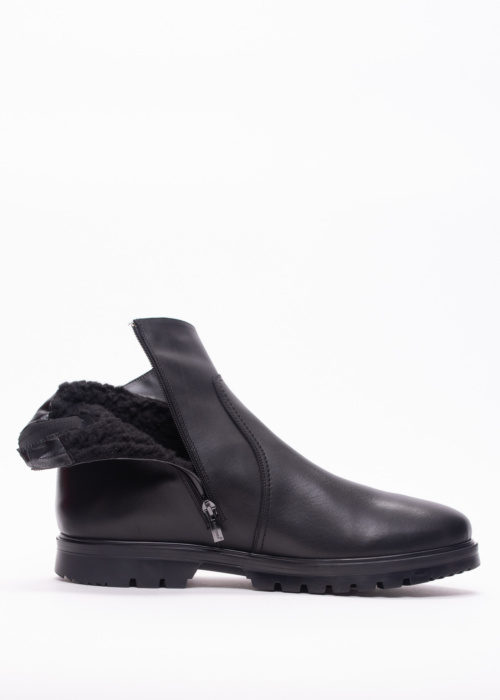 Aaltonen jäänaeltega poolsaapad