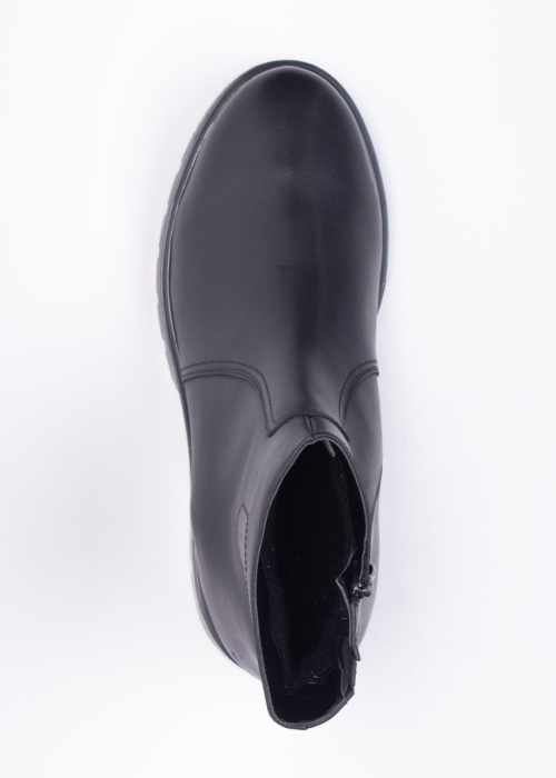 Aaltonen jäänaeltega poolsaapad